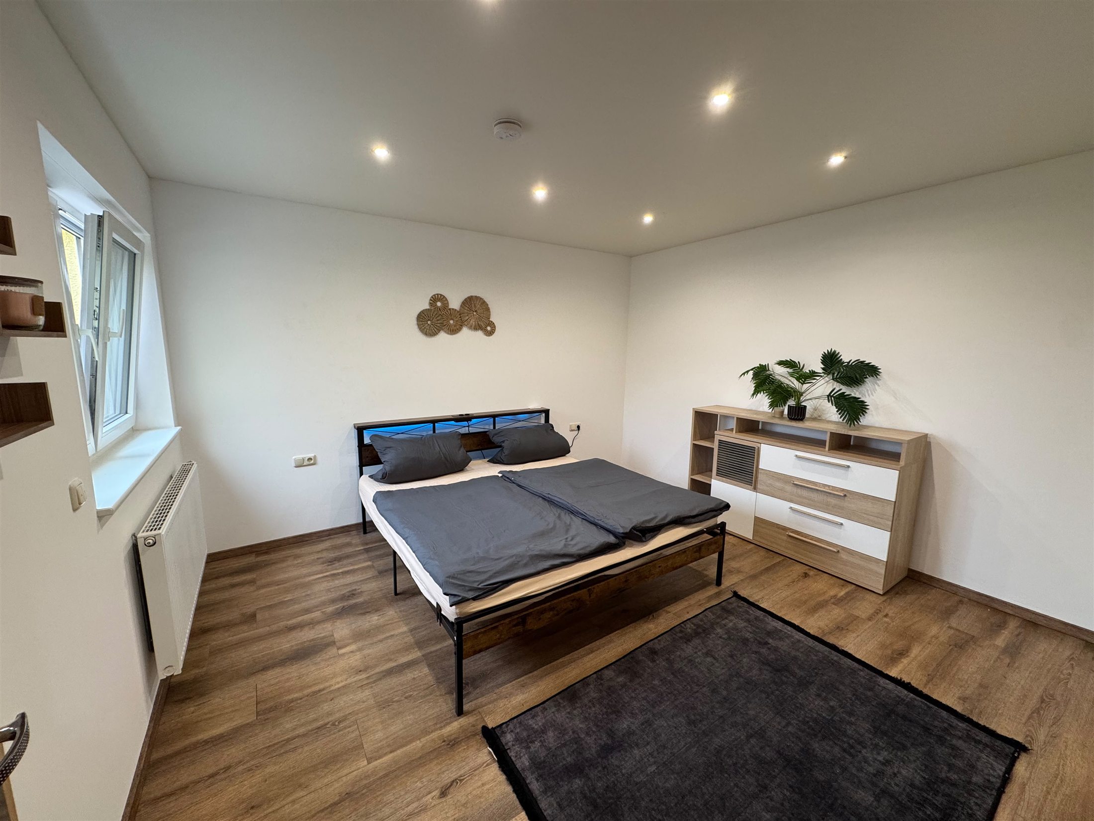 Erstes Schlafzimmer der Ferienwohnung Aurora mit Doppelbett